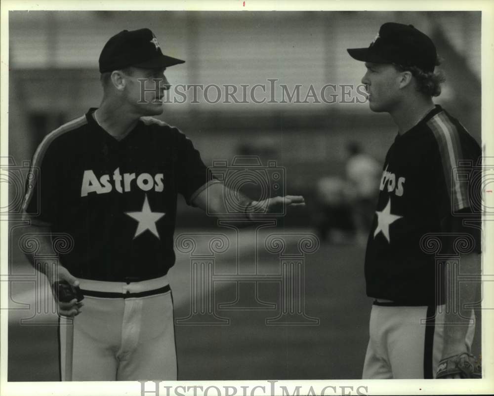 1989 Press Photo Astros' manager Art Howe talks with pitcher Rocky Childress. - Historic Images