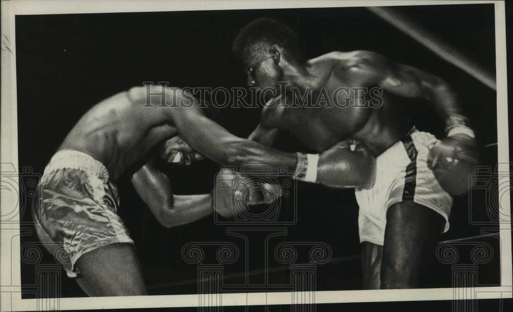 1971 Press Photo Houston&#39;s Johnny Baldwin land a right to Nat Jackson. - Historic Images