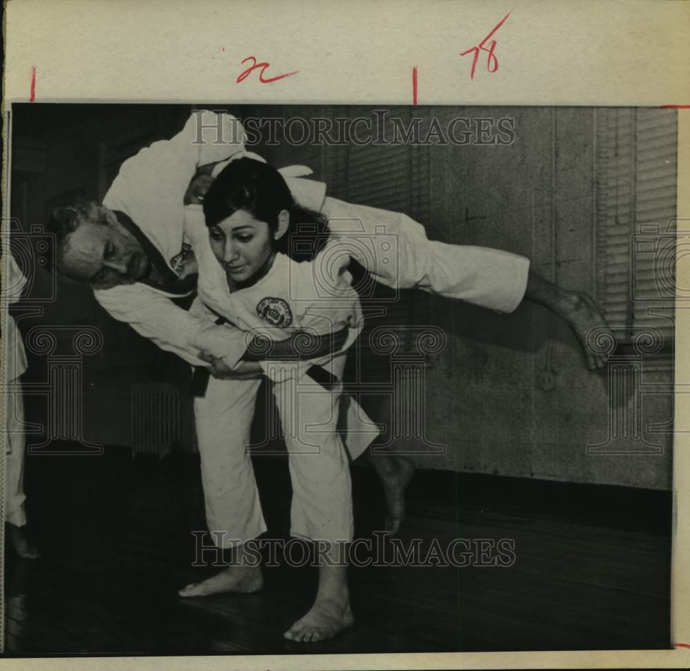 1970 Press Photo Karate student Fern Abbott flips fellow student Allan Robbins. - Historic Images