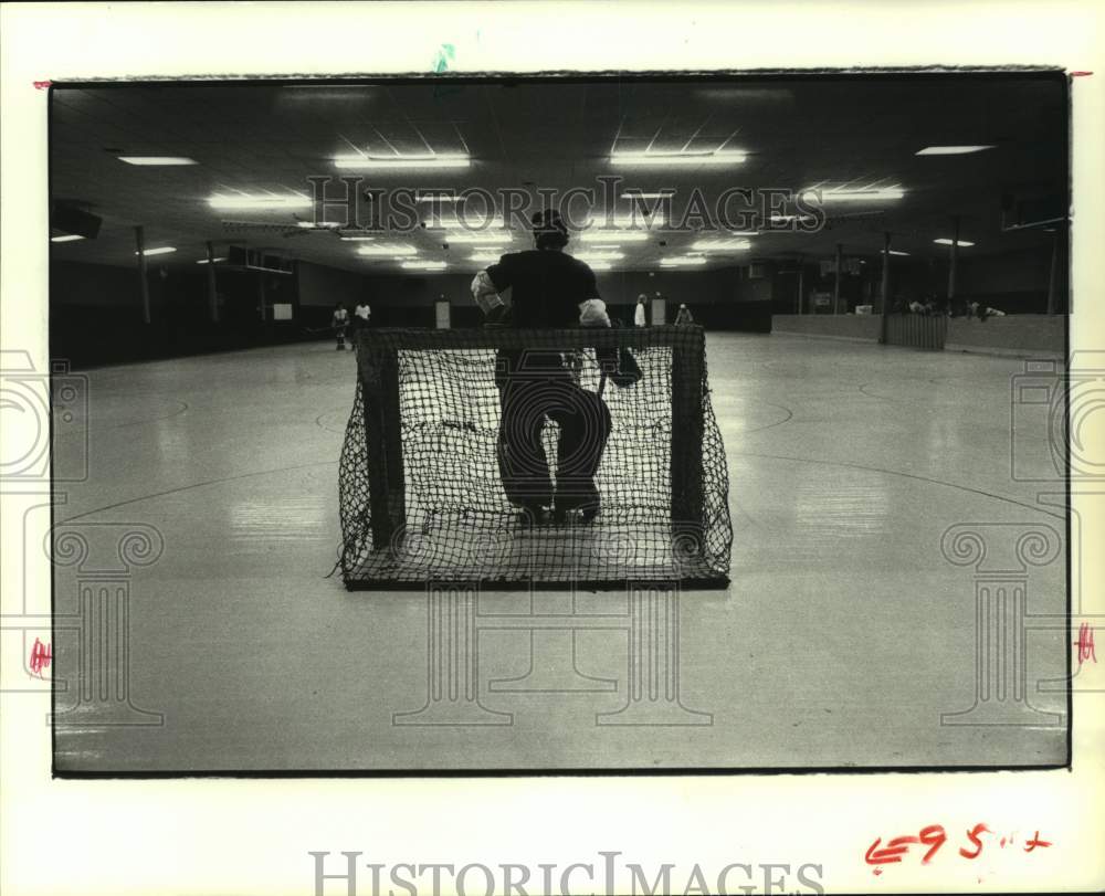 1980 Press Photo Goalie takes a break after game of roller hockey. - hcs17058- Historic Images