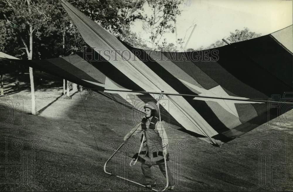 1978 Press Photo James Osburne carries his glider up hill after a flight.- Historic Images