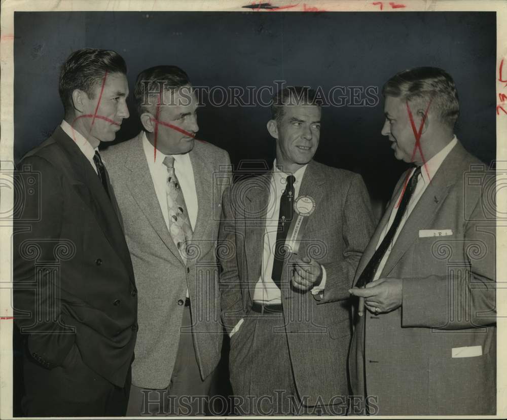 1954 Press Photo Manager in St. Louis system, Johnny Keane talks with colleagues- Historic Images