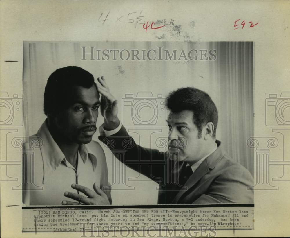 1973 Press Photo Boxer Ken Norton is hypnotized by Michael Dean before Ali bout. - Historic Images