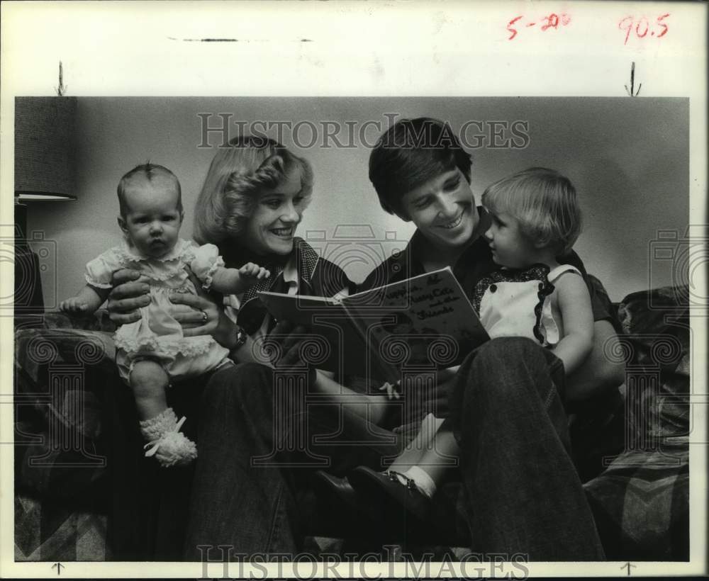 1978 Press Photo Oilers&#39; quarterback Gifford Nielsen reads book to daughter.- Historic Images