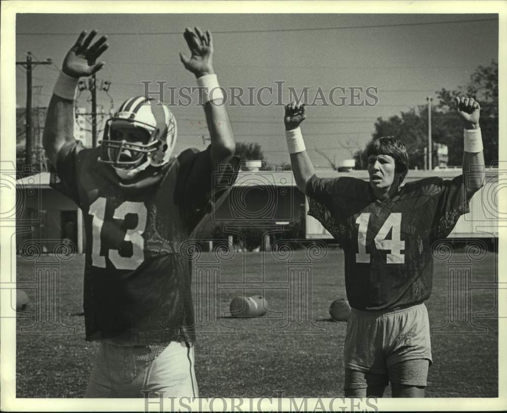 Press Photo Oilers&#39; quarterback Gifford Nielsen loosens up with team exercises. - Historic Images