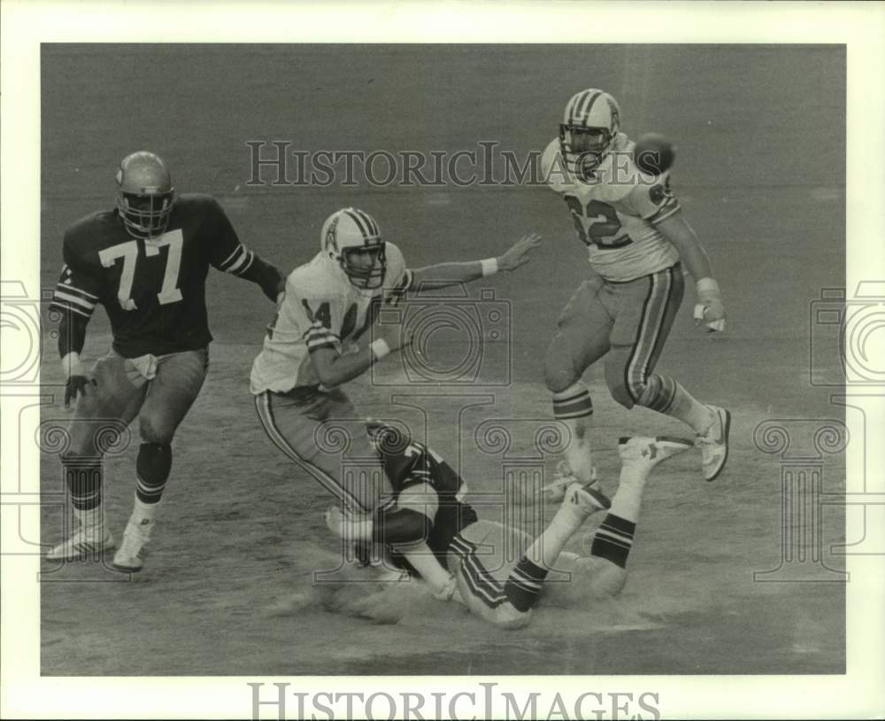 1983 Press Photo Seahawks have Oilers&#39; Gifford Nielsen under pressure. - Historic Images