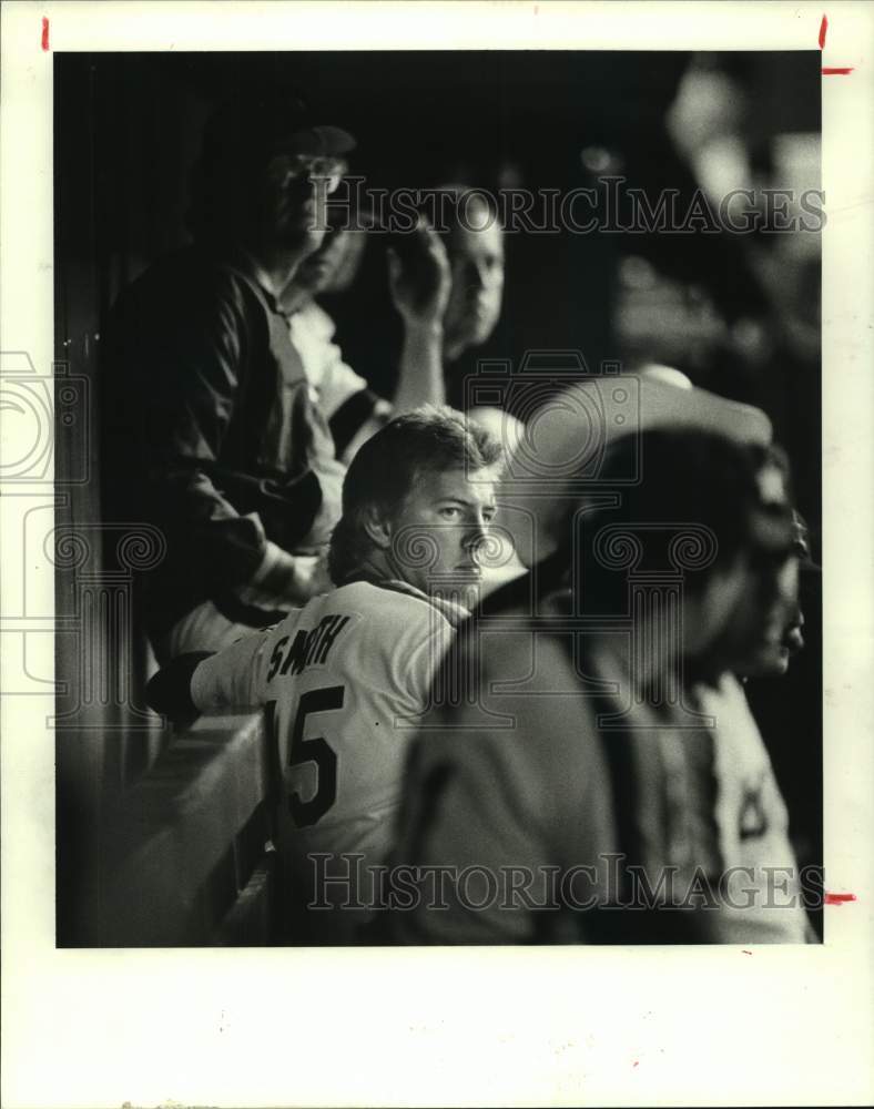 1987 Press Photo Astros&#39; pitcher Dave Smith watches Thursday night&#39;s game. - Historic Images