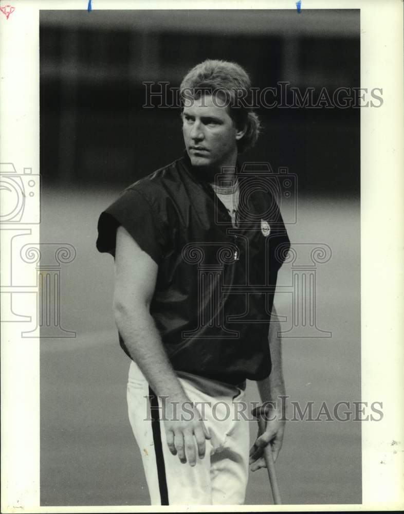 1987 Press Photo Houston Astros&#39; relief pitcher Dave Smith waits turn to bat.- Historic Images