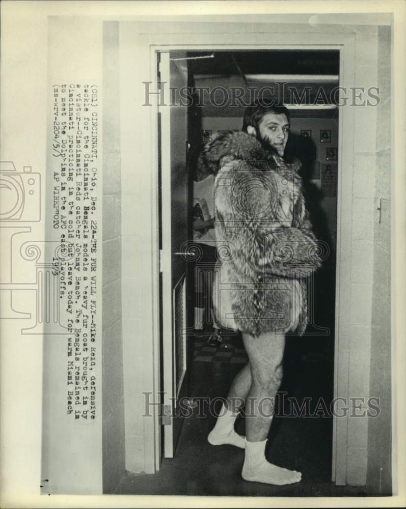 1973 Press Photo Bengals' Mike Reid models Reds' Johnny Bench's fur coat. - Historic Images