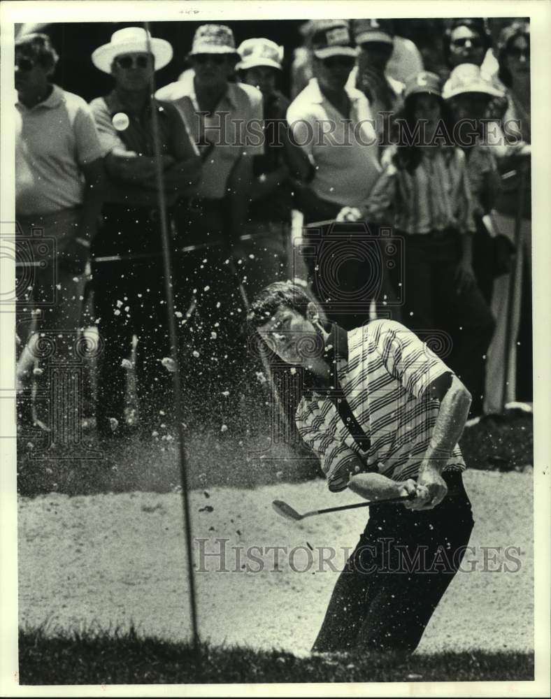 1980 Press Photo Pro golfer Mike Reid blasts out of sand trap on the 8th hole. - Historic Images