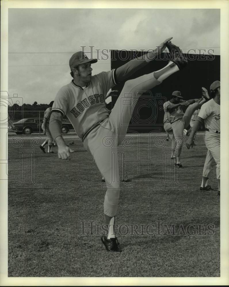 1973 Press Photo Astros&#39; pitcher Dave Roberts kicks to stretch legs. - hcs17189- Historic Images