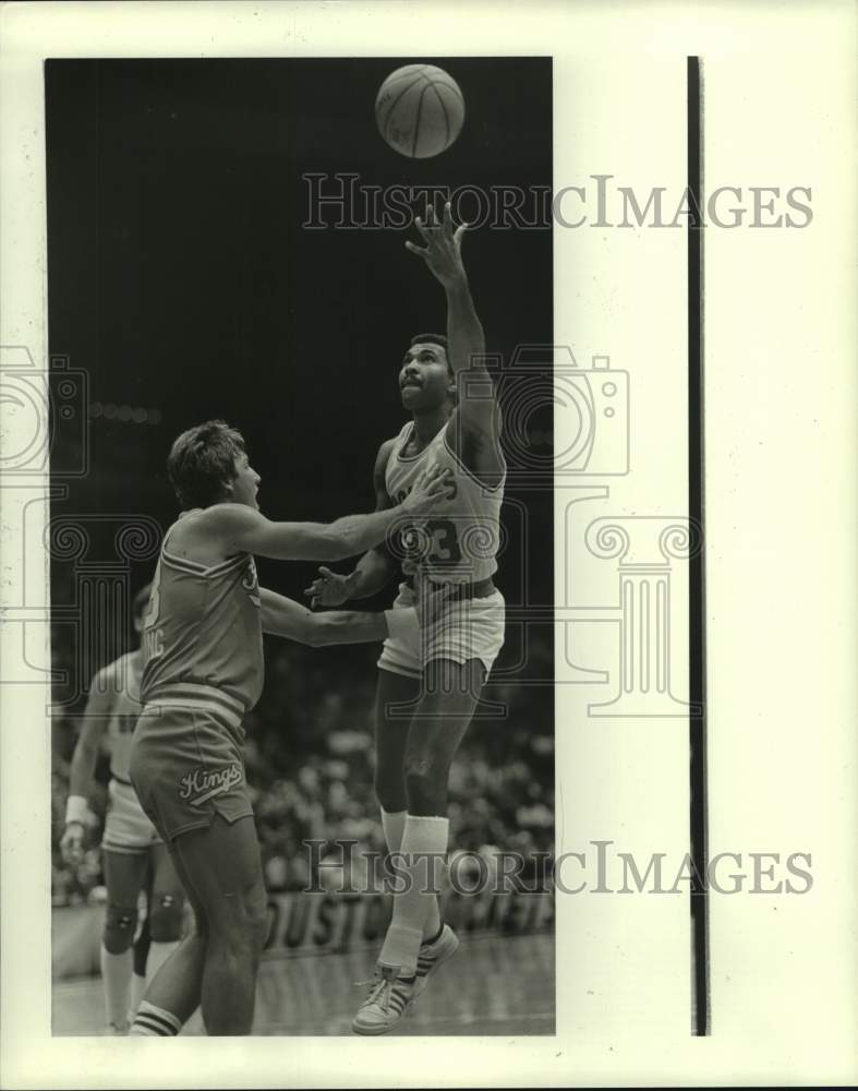 1986 Press Photo Rockets&#39; Robert Reid is fouled by Kings&#39; Mark Olberding.- Historic Images