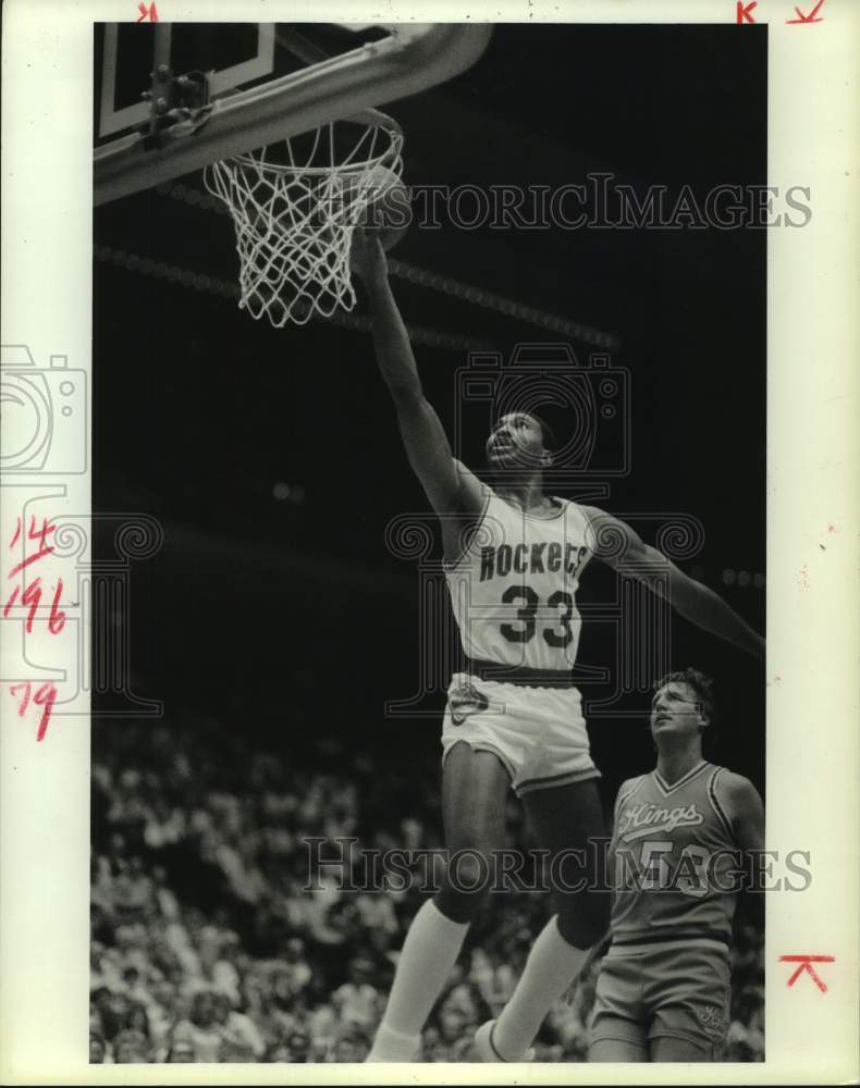 1986 Press Photo Rockets Robert Reid lays it in as Kings Mark Olberding watches. - Historic Images