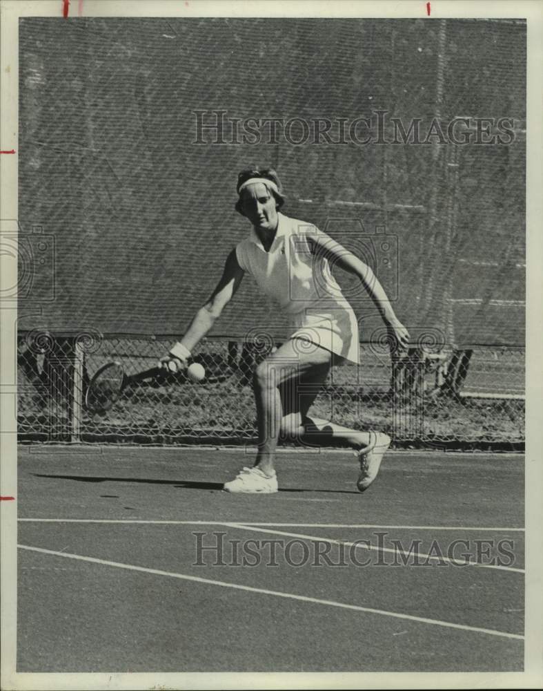 1974 Press Photo Pro tennis player Nancy Reed lunges to hit a forehand return. - Historic Images