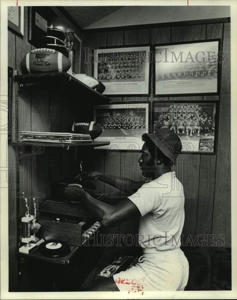 1974 Press Photo Oilers&#39; Zeke Moore puts another record on turntable at home. - Historic Images