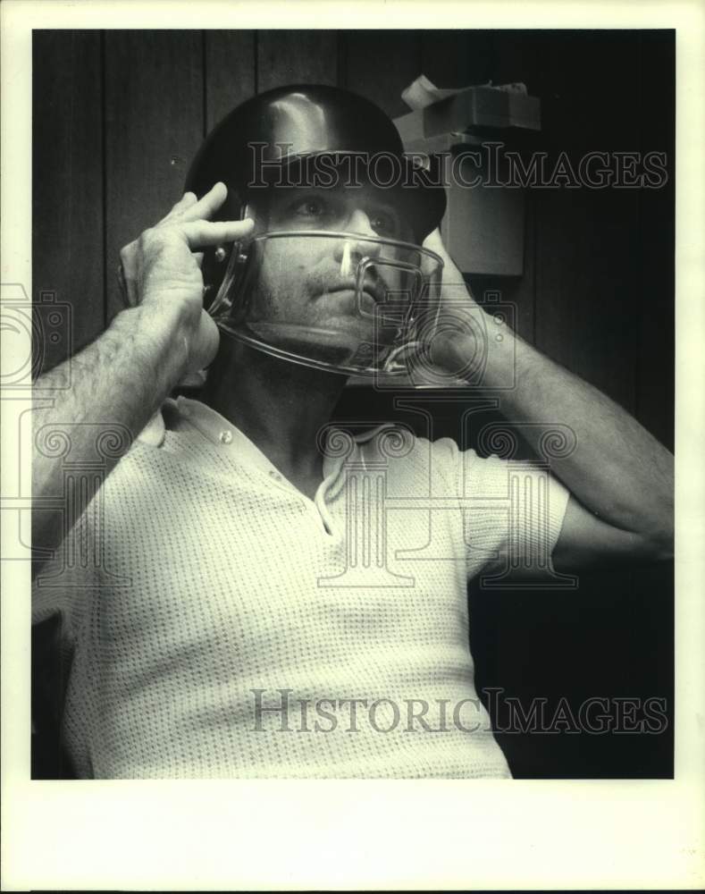 1980 Press Photo Houston Astros&#39; Art Howe tries on new batting helmet. - Historic Images