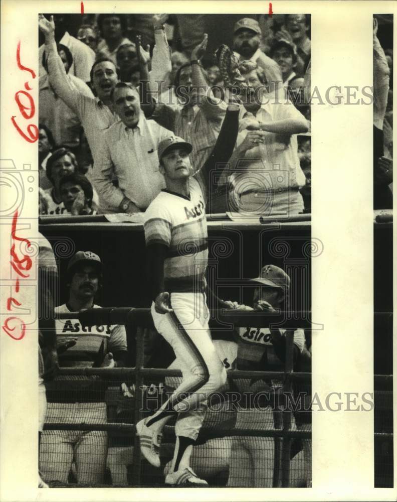 1980 Press Photo Astros&#39; Art Howe catches foul ball in front of dugout.- Historic Images