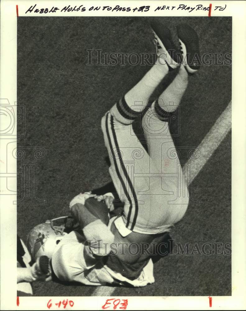 1980 Press Photo Rice's Robert Hubble holds on to pass in Texas A&M game. - Historic Images