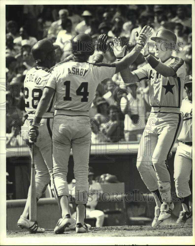 1980 Press Photo Astros&#39; congratulate Art Howe for homer against Dodgers. - Historic Images