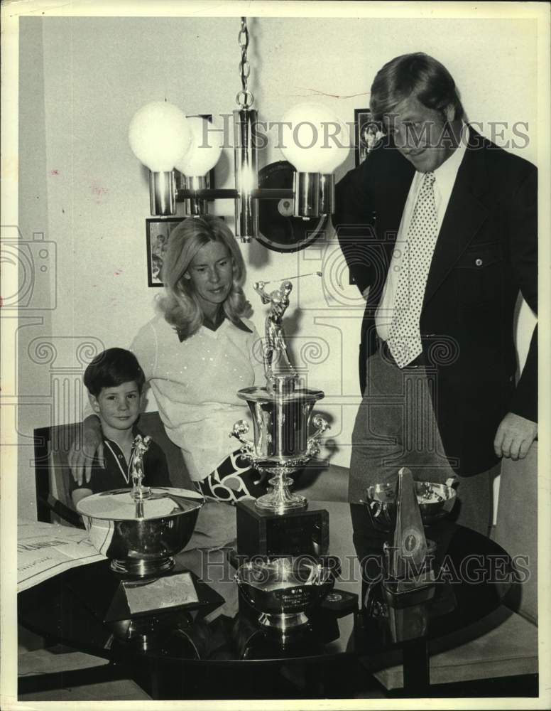 1977 Press Photo Pro golfer Judy Rankin and family admire some of her hardware. - Historic Images