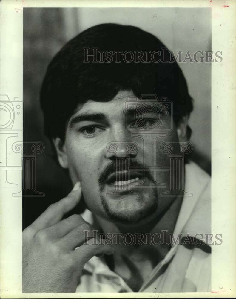 1985 Press Photo Oilers&#39; Larry Moriarty press conference after signing contract.- Historic Images