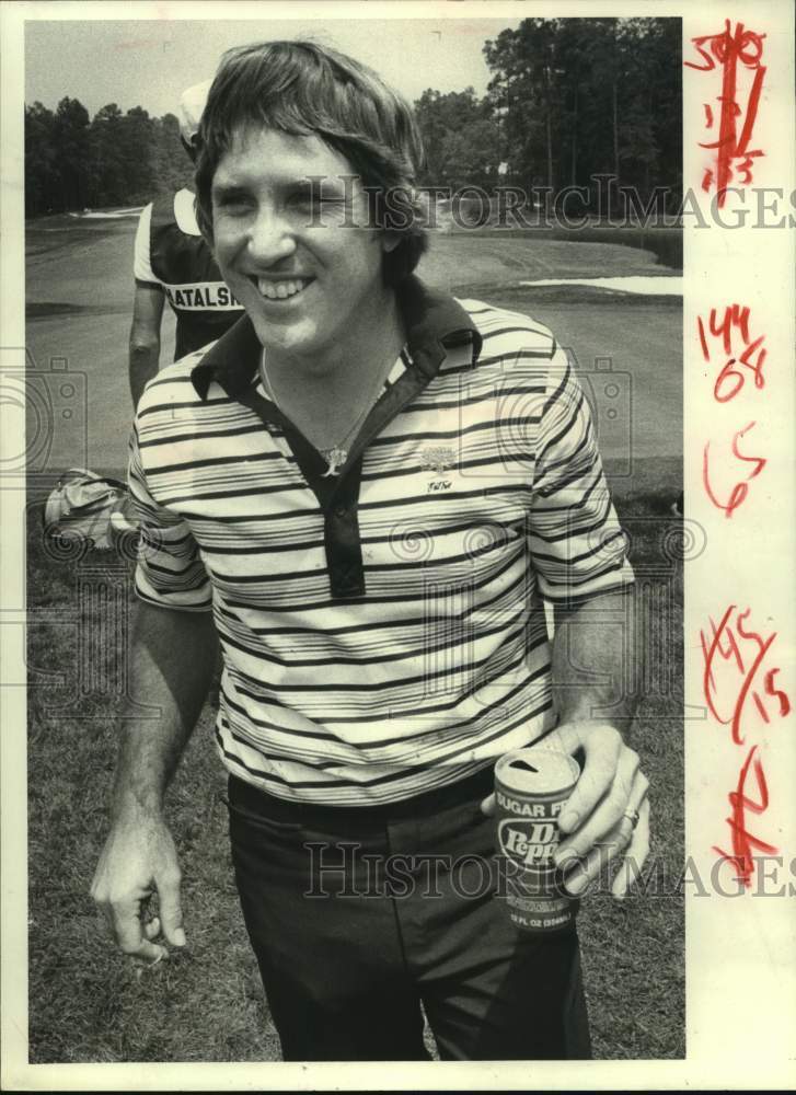 1980 Press Photo Pro golfer Gil Morgan has soft drink after posting 6-under par. - Historic Images