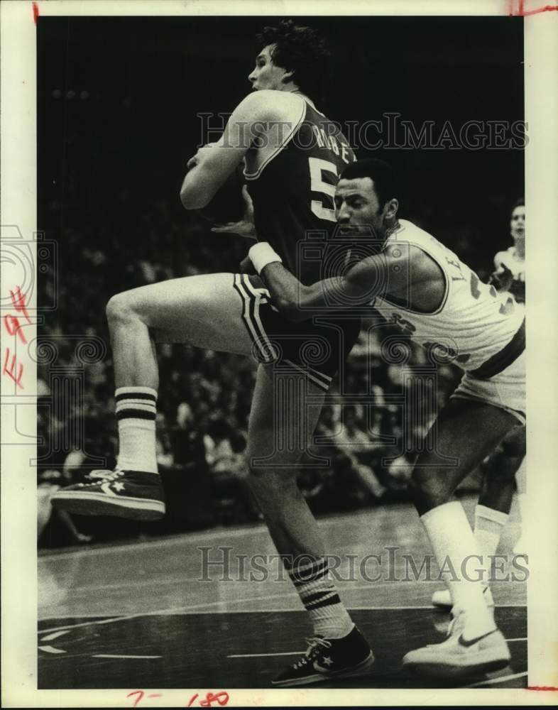 1981 Press Photo Rockets&#39; Allen Leavell stops Celtics&#39; Rick Robey from scoring. - Historic Images