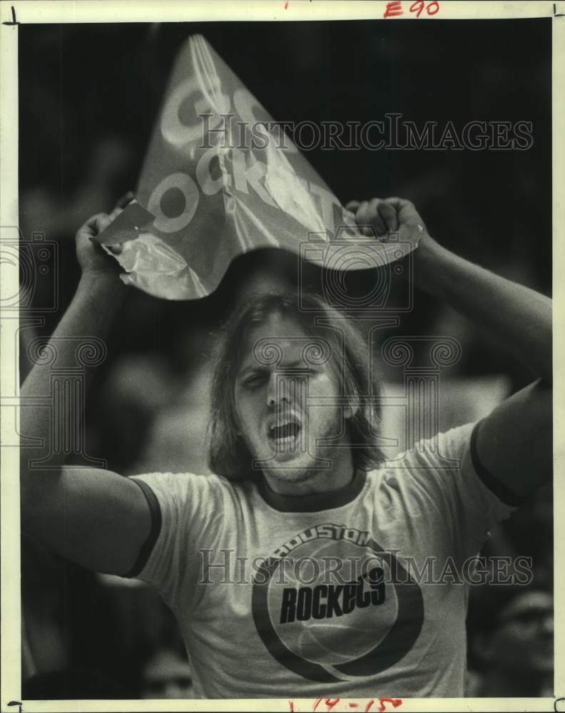 1981 Press Photo Fan shows disappointment as Rockets' loose game-7 of NBA finals- Historic Images