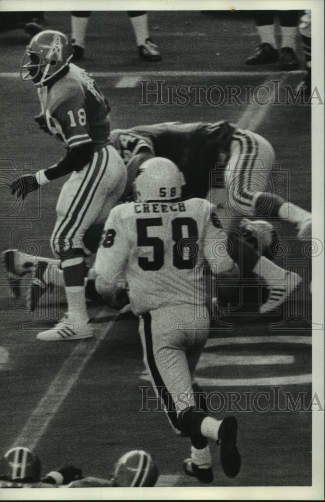 1972 Press Photo Oilers Paul Robinson follows blockers to elude Eagles defenders - Historic Images