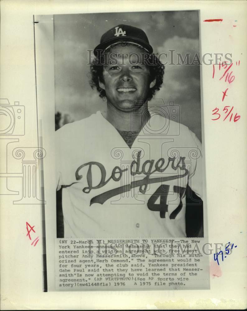 1976 Press Photo Dodgers free agent pitcher Andy Messersmith agrees with Yankees- Historic Images