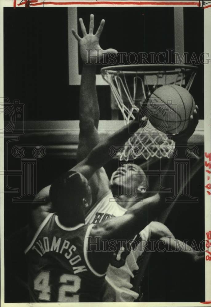 1981 Press Photo Houston&#39;s Larry Micheaux can&#39;t block Texas&#39; LaSalle Thompson.- Historic Images