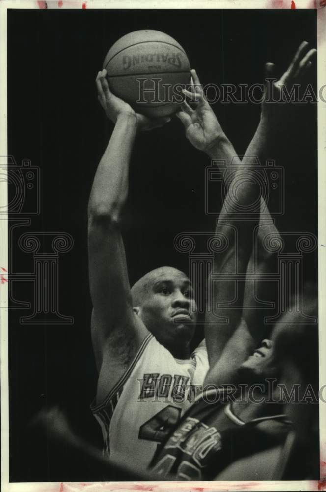 1981 Press Photo Houston&#39;s Larry Micheaux looks for basket against SMU. - Historic Images