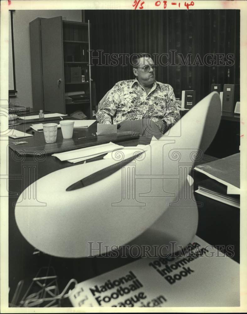 1981 Press Photo Oilers&#39; Bum Phillips prepares to move out of office. - Historic Images