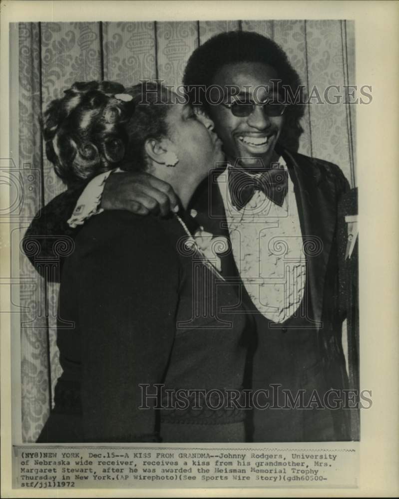 1972 Press Photo Heisman winner Johnny Rodgers gets kiss from grandma Margaret.- Historic Images