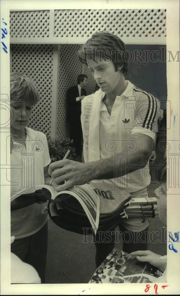 1981 Press Photo Tennis player Terry Moor signs autographs for fans in Houston.- Historic Images