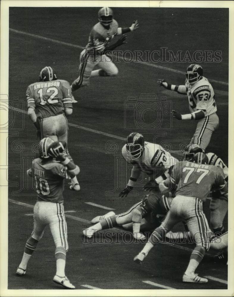 1974 Press Photo Oilers&#39; Lynn Dickey looks for a receiver against Chargers. - Historic Images