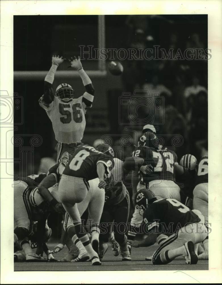 1983 Press Photo Chiefs Nick Lowery boots field goal over Oilers Robert Abraham - Historic Images