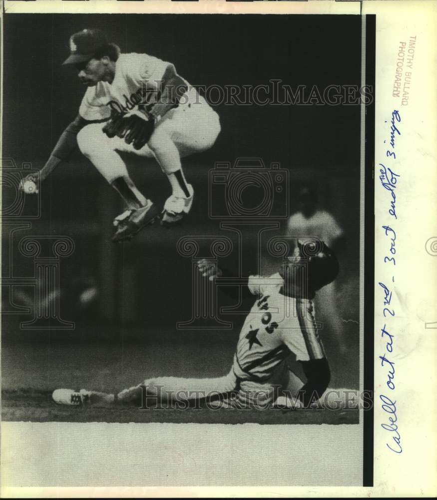 1980 Press Photo Dodgers Darrel Thomas leaps to avoid sliding Astros Enos Cabell- Historic Images