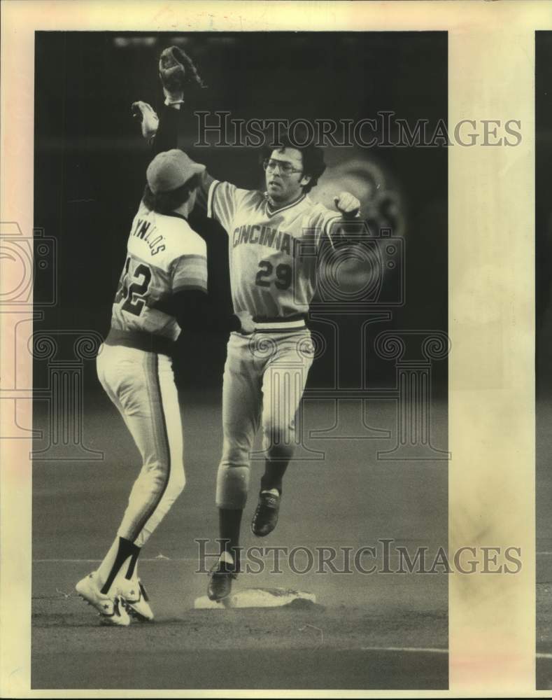 1981 Press Photo Astros&#39; Craig Reynolds tags Reds&#39; Dave Collins out in steal try - Historic Images