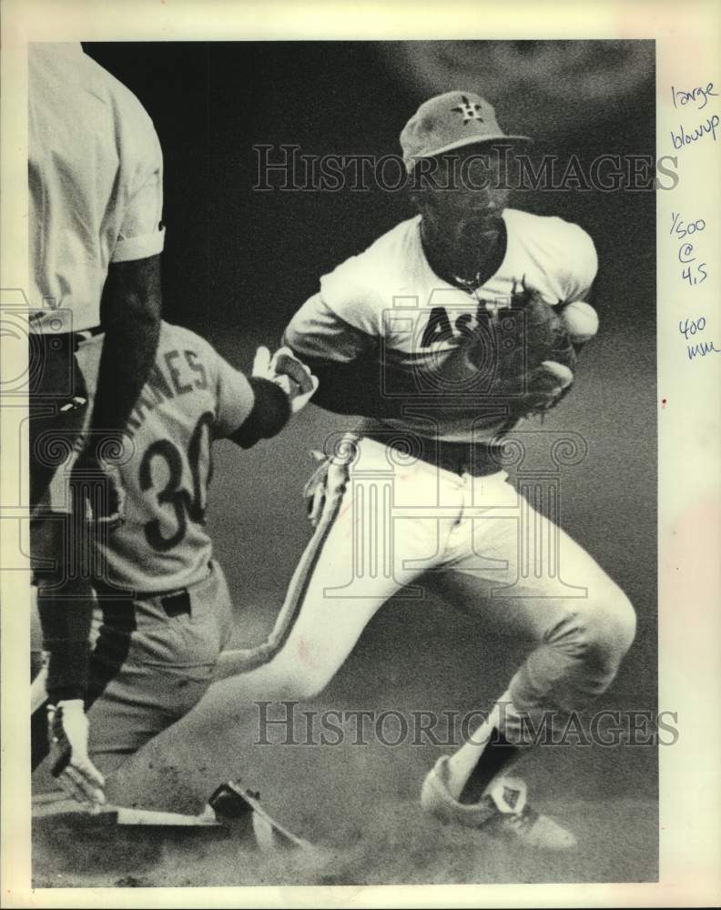 1981 Press Photo Astros' Joe Pittman bobbles throw as Expos' Tim Raines steals - Historic Images