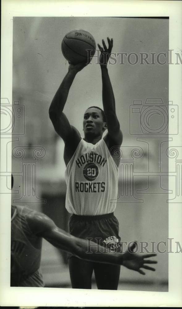 1985 Press Photo Rockets&#39; guard Steve Harris shoots jumper during practice.- Historic Images