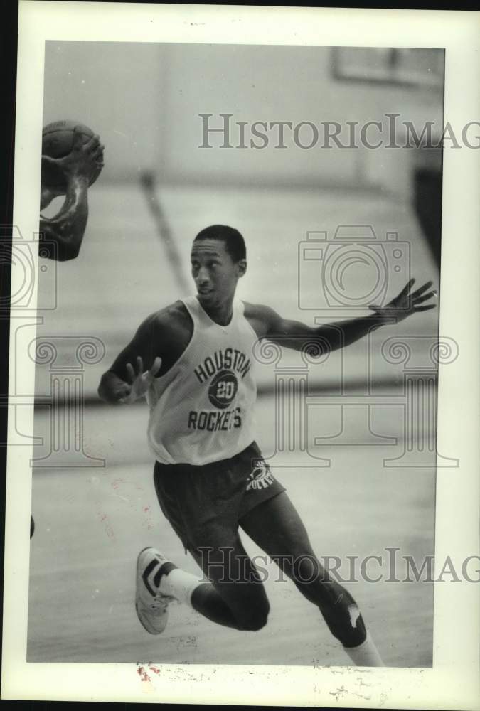 1985 Press Photo Rockets&#39; guard Steve Harris on defense during practice. - Historic Images