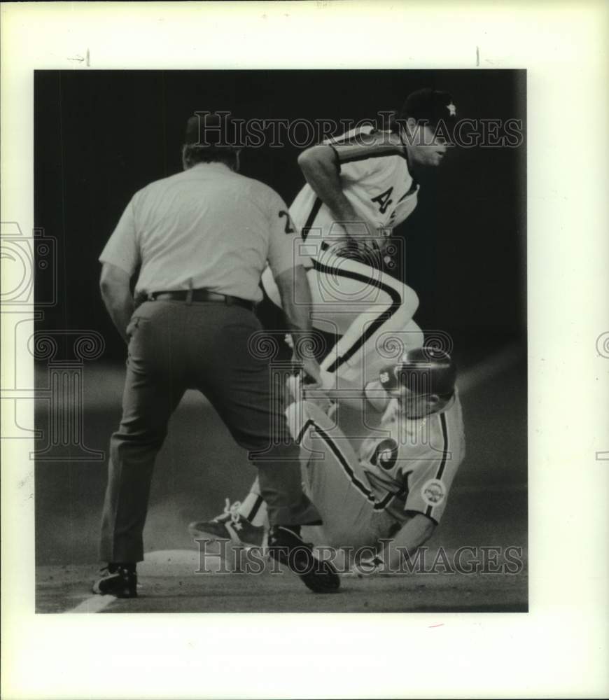 1989 Press Photo Phillies Tom Herr slides to third as Astros Ken Caminiti leaps- Historic Images