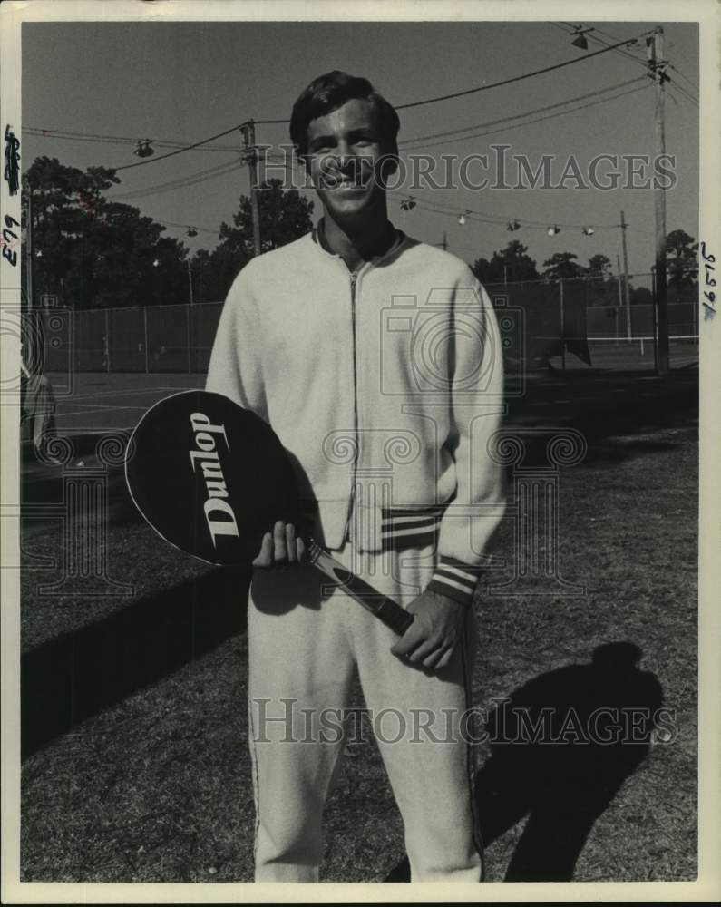 1970 Press Photo Houston basketball player Lee Merry tries his hand at tennis. - Historic Images