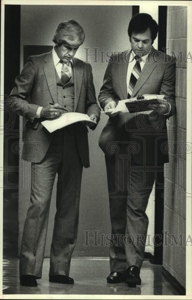 1980 Press Photo Rockets coaches Del Harris &amp; Carroll Dawson look over stats. - Historic Images