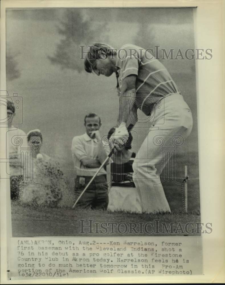 1971 Press Photo Pro golfer Ken Harrelson chips to green from rough. - hcs17768 - Historic Images