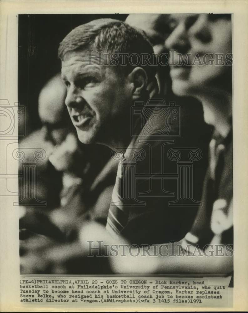 1971 Press Photo Univ of Pennsylvania basketball Dick Harter watches game- Historic Images