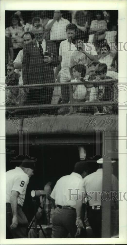 1987 Press Photo Houston Astros fan yells at baseball umpires as they leave game - Historic Images