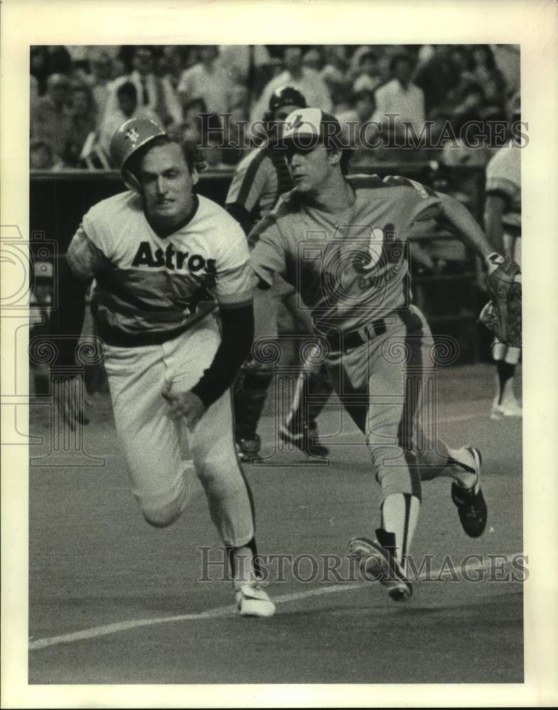 1982 Press Photo Houston Astros baseball player Terry Puhl caught in rundown - Historic Images