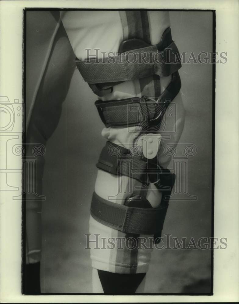 1985 Press Photo Houston Astros baseball player Jeff Heathcock in knee brace, TX- Historic Images